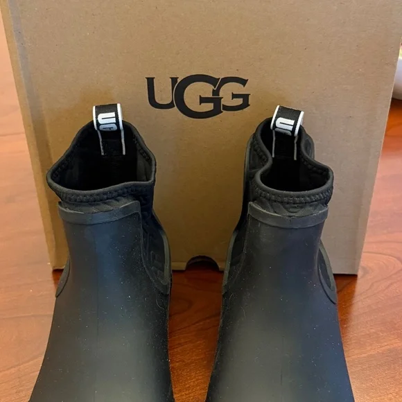Ugg Chevonne Black Waterproof Chelsea Women’s Rubber Sheepskin RainBoots Size 9M - Picture 3 of 5